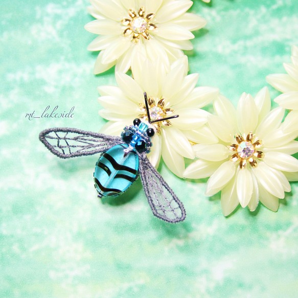 ビーズ刺繍のルリモンハナバチのブローチ