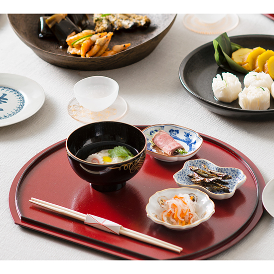 橋本達之助工芸]半月盆36cm (黒塗り/朱塗りリバーシブル) | KOBUNSHA