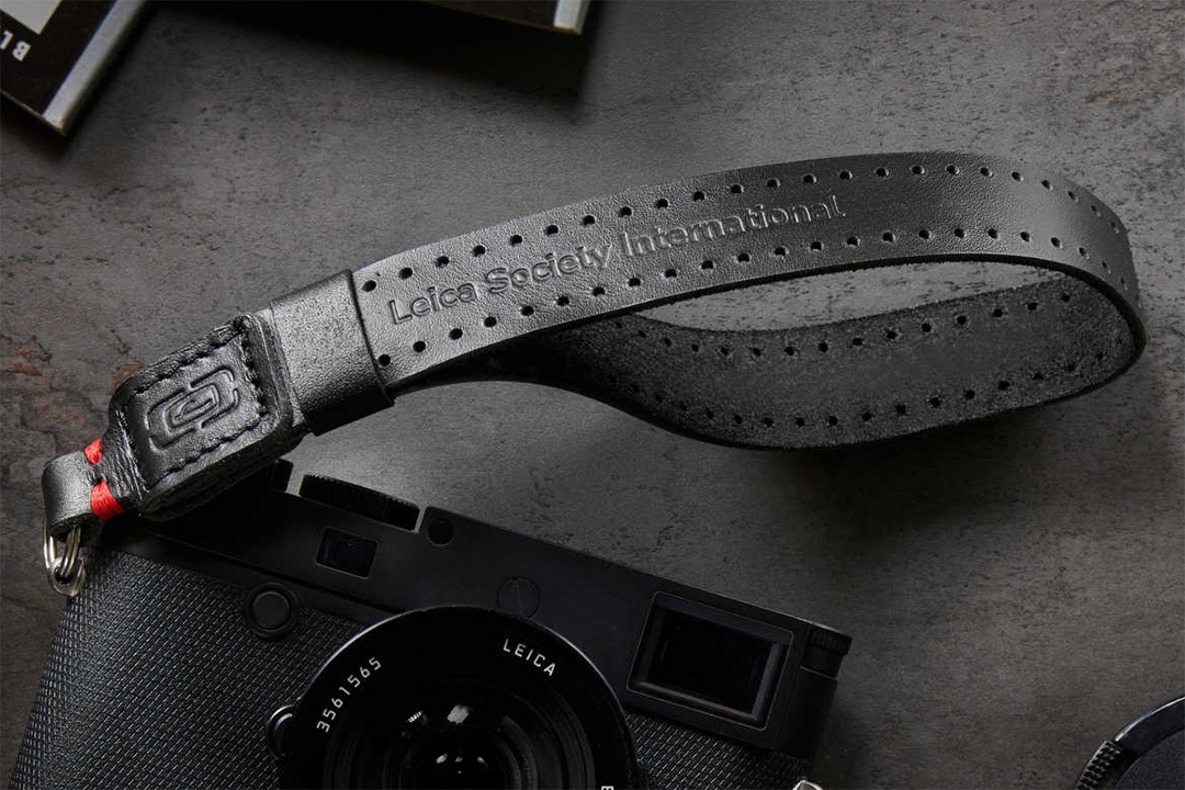 フィルムのパーフォレーションをイメージしたレザーリストストラップ