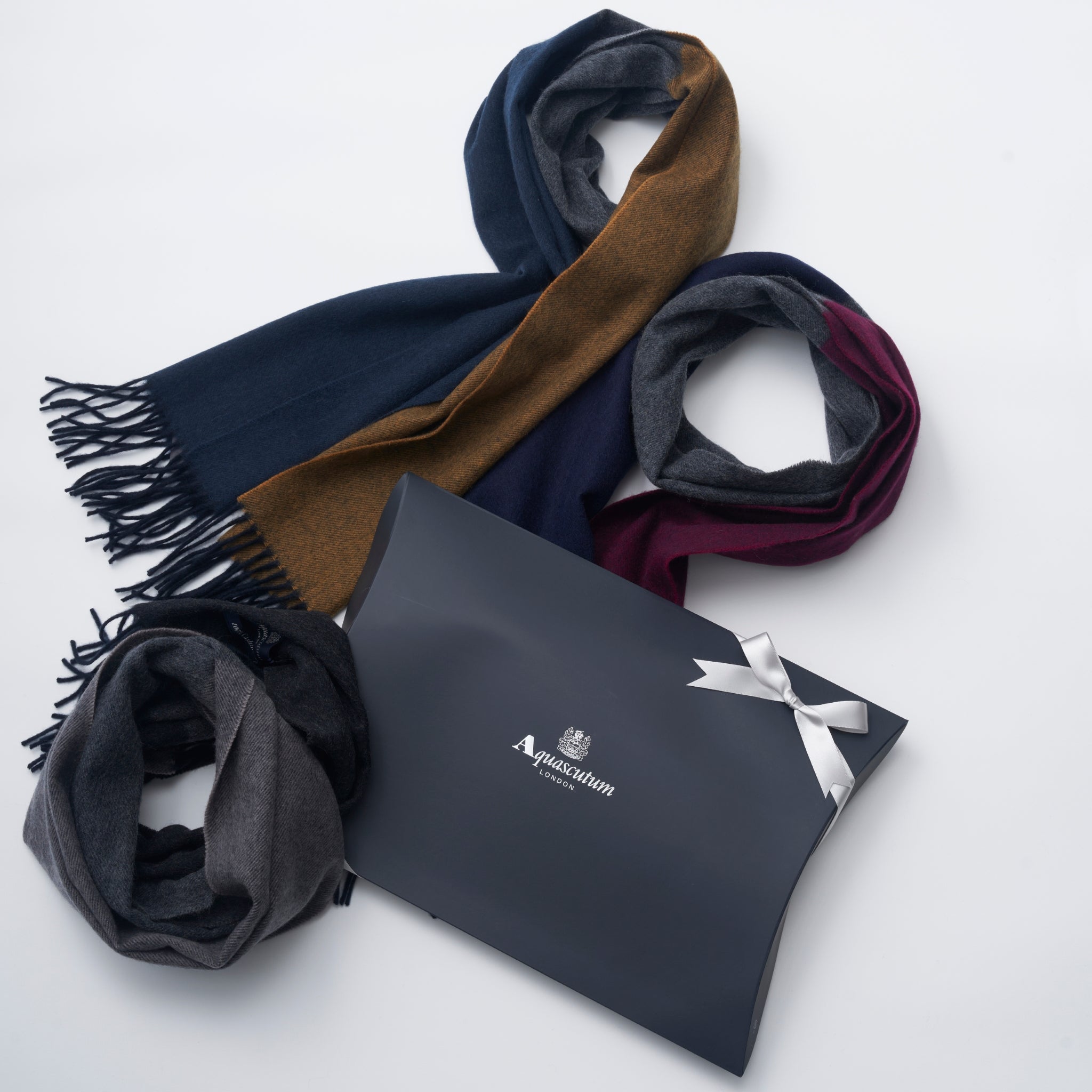 トラッドスタイルを好む男性に贈るマフラーをお探しならアクアスキュー