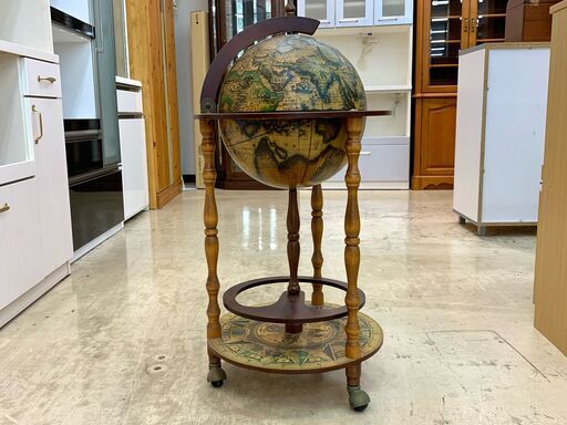 アンティークのバーキャビネット、地球儀型のカクテルキャビネット
