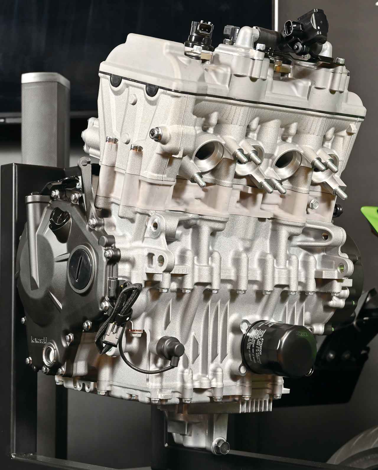 カワサキ「Ninja ZX-25R」の250cc・4気筒エンジンの秘密。エンジン単体