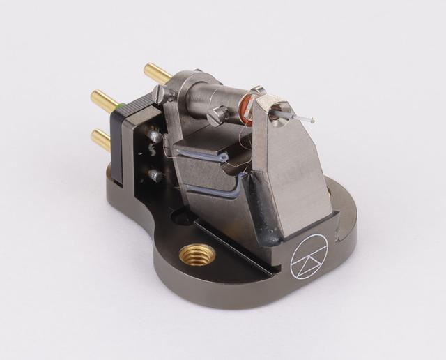 リンのカートリッジ「EKSTATIK」は、サファイヤ・カンチレバー採用のMC