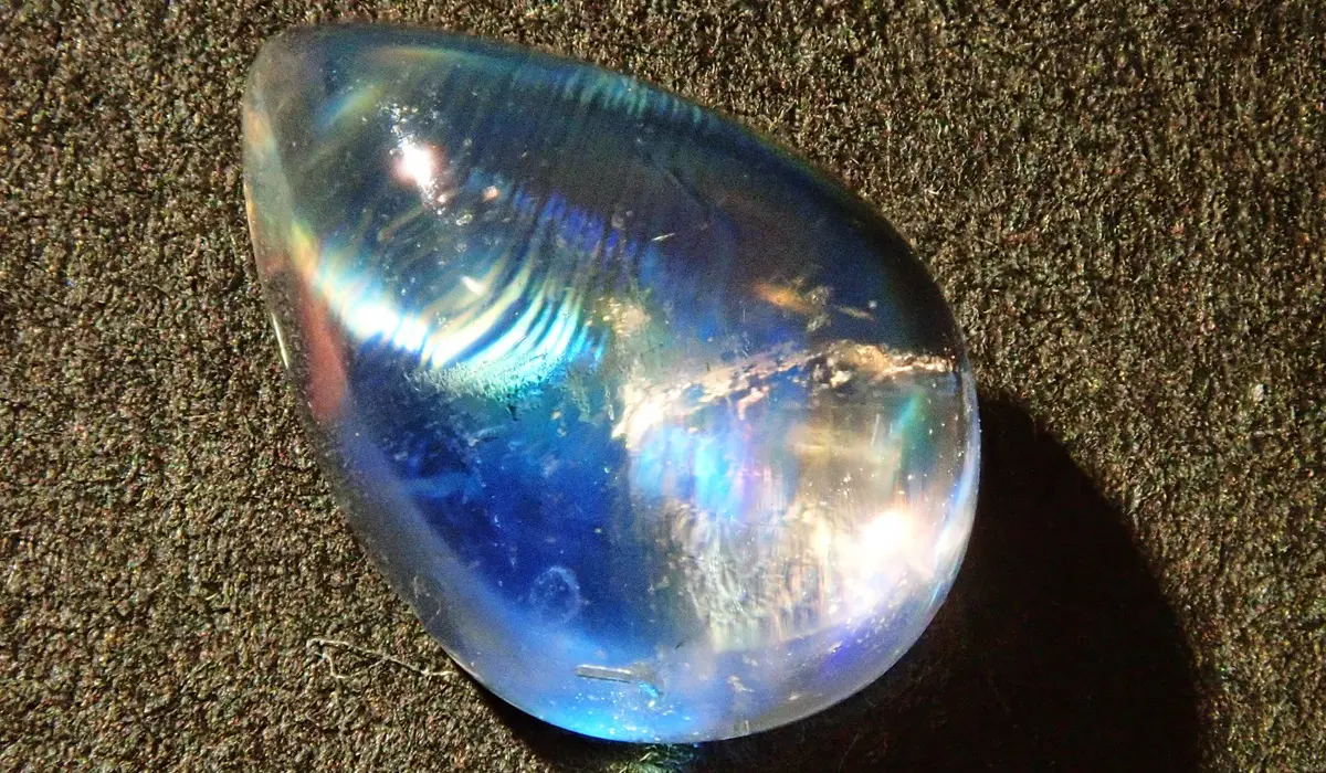 2つのレインボームーンストーン。それぞれの魅力と違い | カラッツ Gem