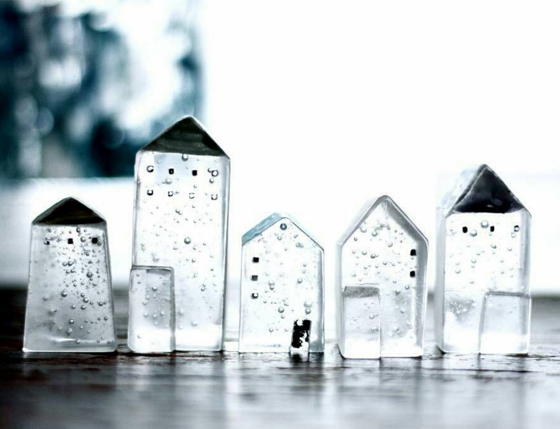 お部屋に冬の物語が広がる。美しいガラスのオブジェ「Mellow Glass