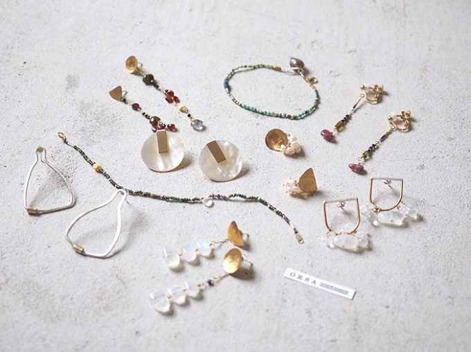 天然石の輝きを身に着ける。「accessories ORSA」のアシンメトリー