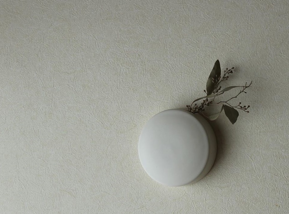 置く場所がなくても草花を生けられる。福山菜穂子さんが作る美しい