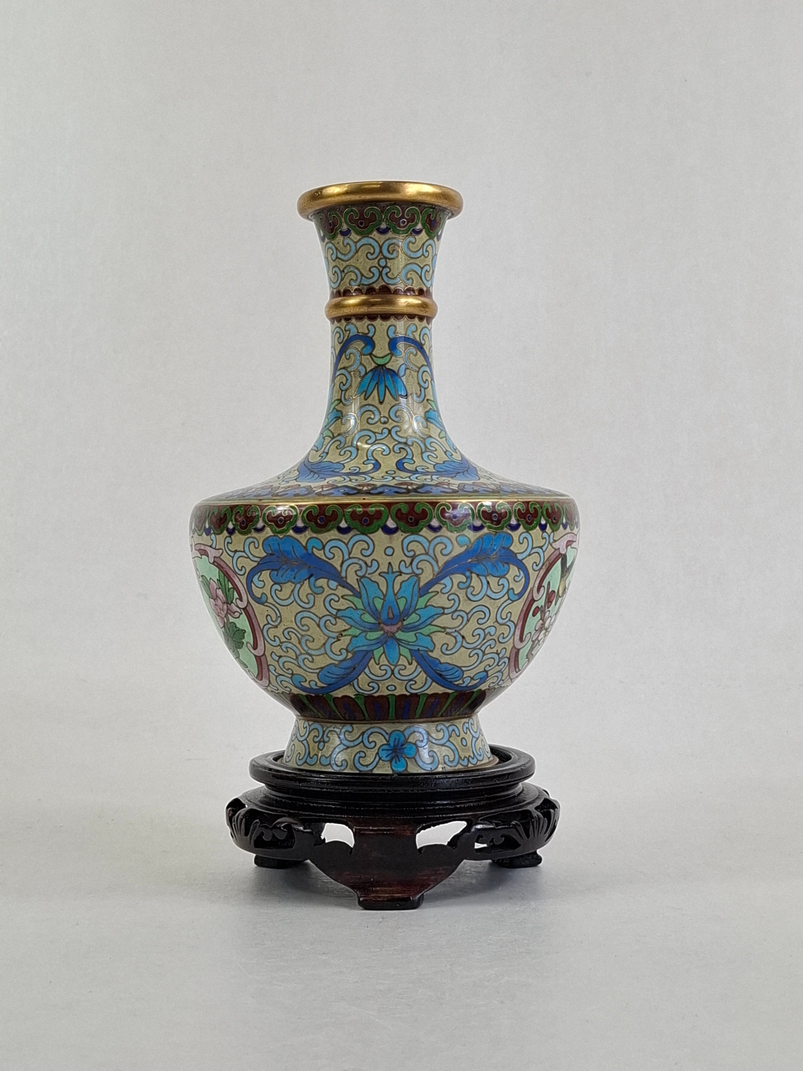 装饰有鲜花的中国景泰蓝花瓶// 20 世纪– Diddenantiques