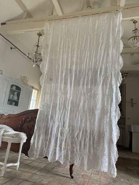 アンティークフランス 天使のフィレレース アイレット草花刺繍タッセル