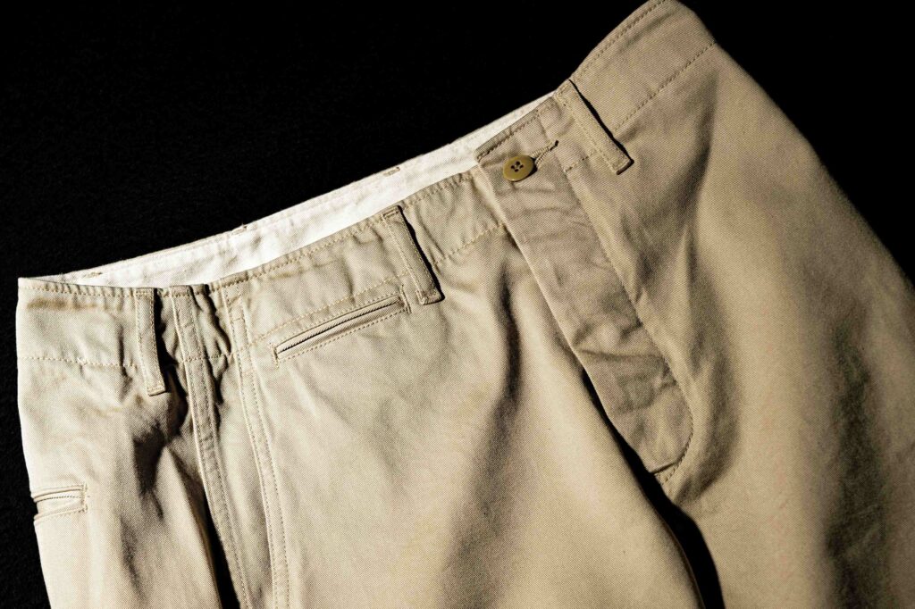 通称“41カーキ”。1940年代初頭から米国陸軍に採用された定番トラウザー