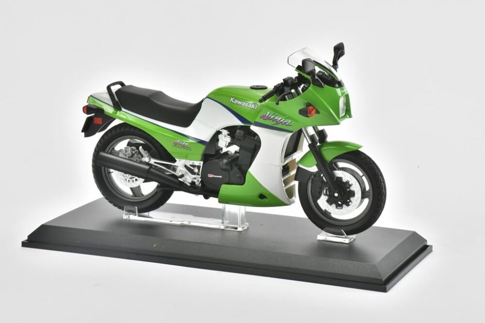 アオシマの完成品バイクシリーズ。超精密な12分の1スケールの初代