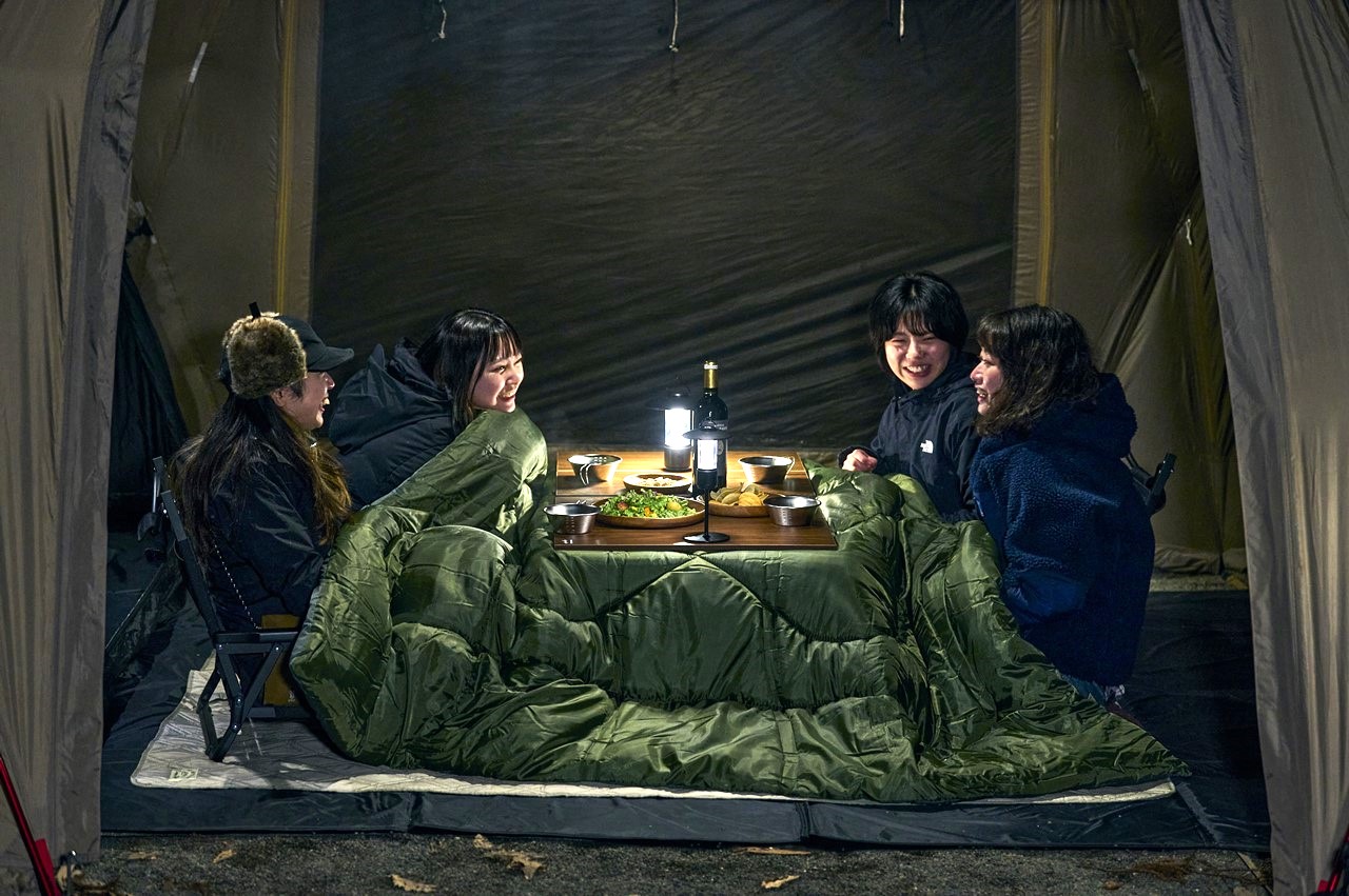 冬キャンプ憧れの“お座敷こたつスタイル”を簡単に実現できる「こたつ