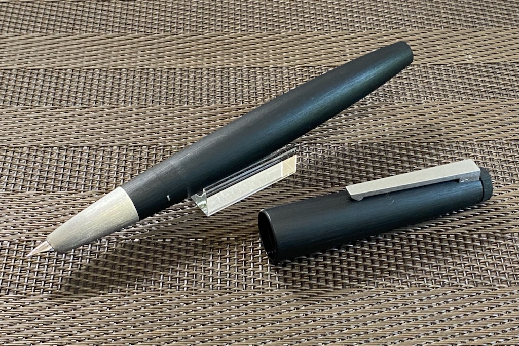 LAMY2000万年筆レビュー・究極にまで機能美を追求したシンプルな一本