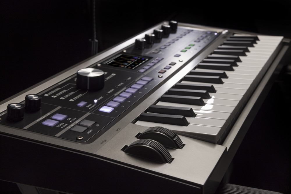 さらなる進化を遂げた「microKORG 2」定番＆限定カラー発売！