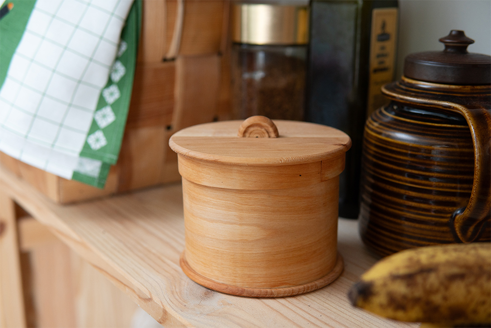 北欧の木工品】蓋つきの木製キャニスター/バスケット。北欧から届く