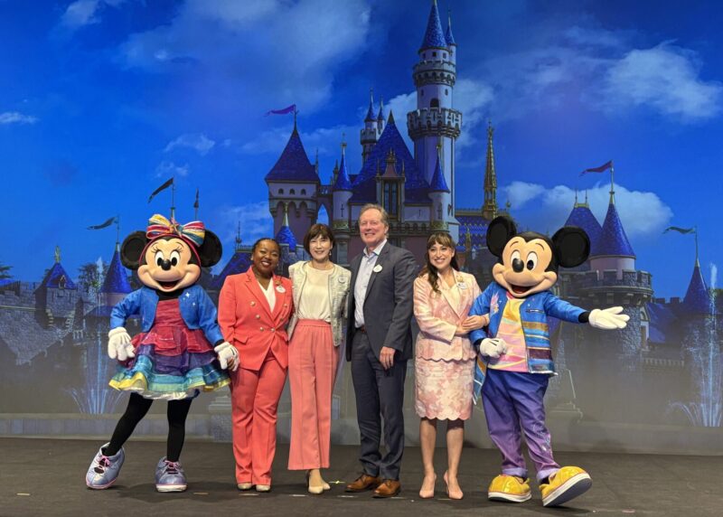 ミッキー＆ミニーがアニバーサリー衣装で日本初登場 カリフォルニア