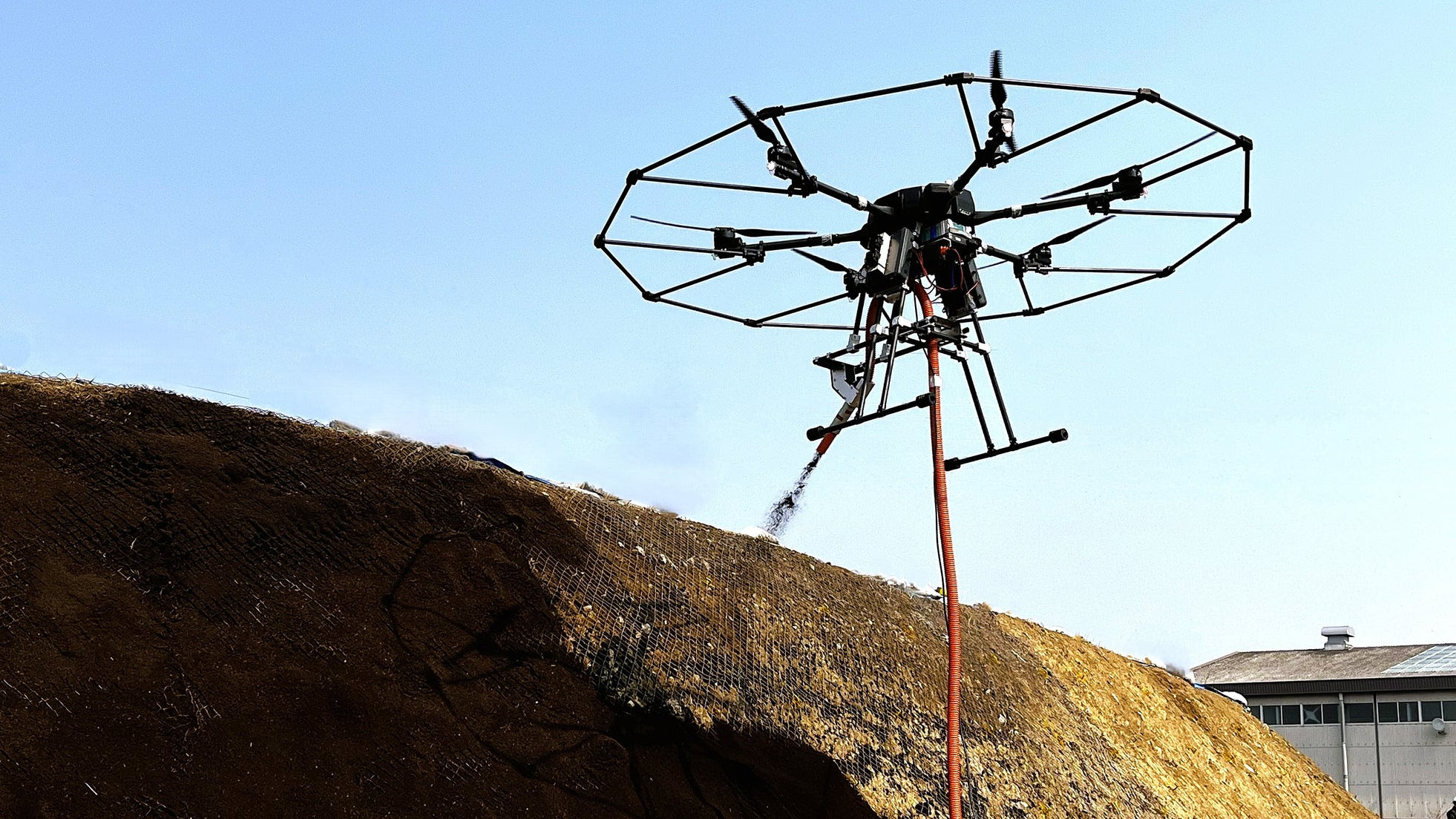 ドローンで法面緑化 東興ジオテックとエアロセンスが「グリーン