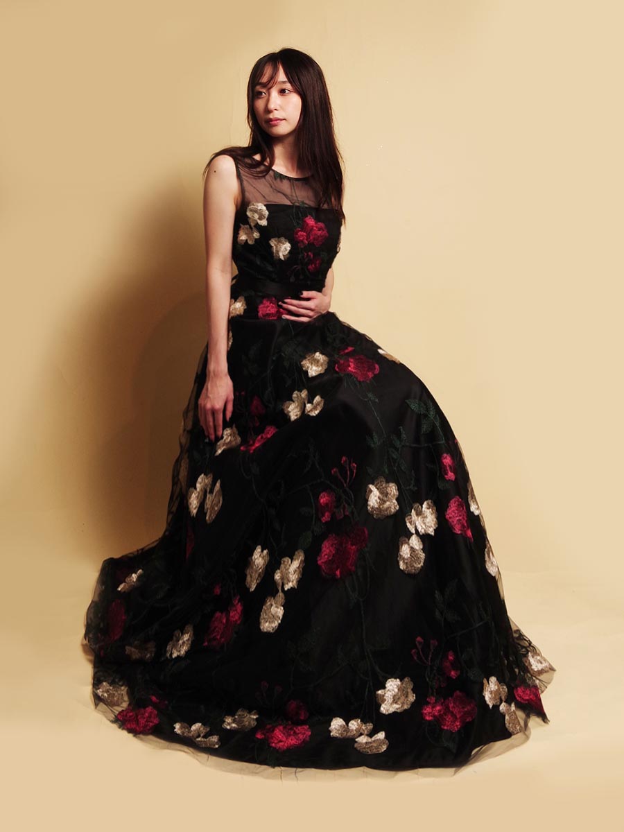 立体刺繍のブラック×フラワーがクールなショルダー付きAラインステージ
