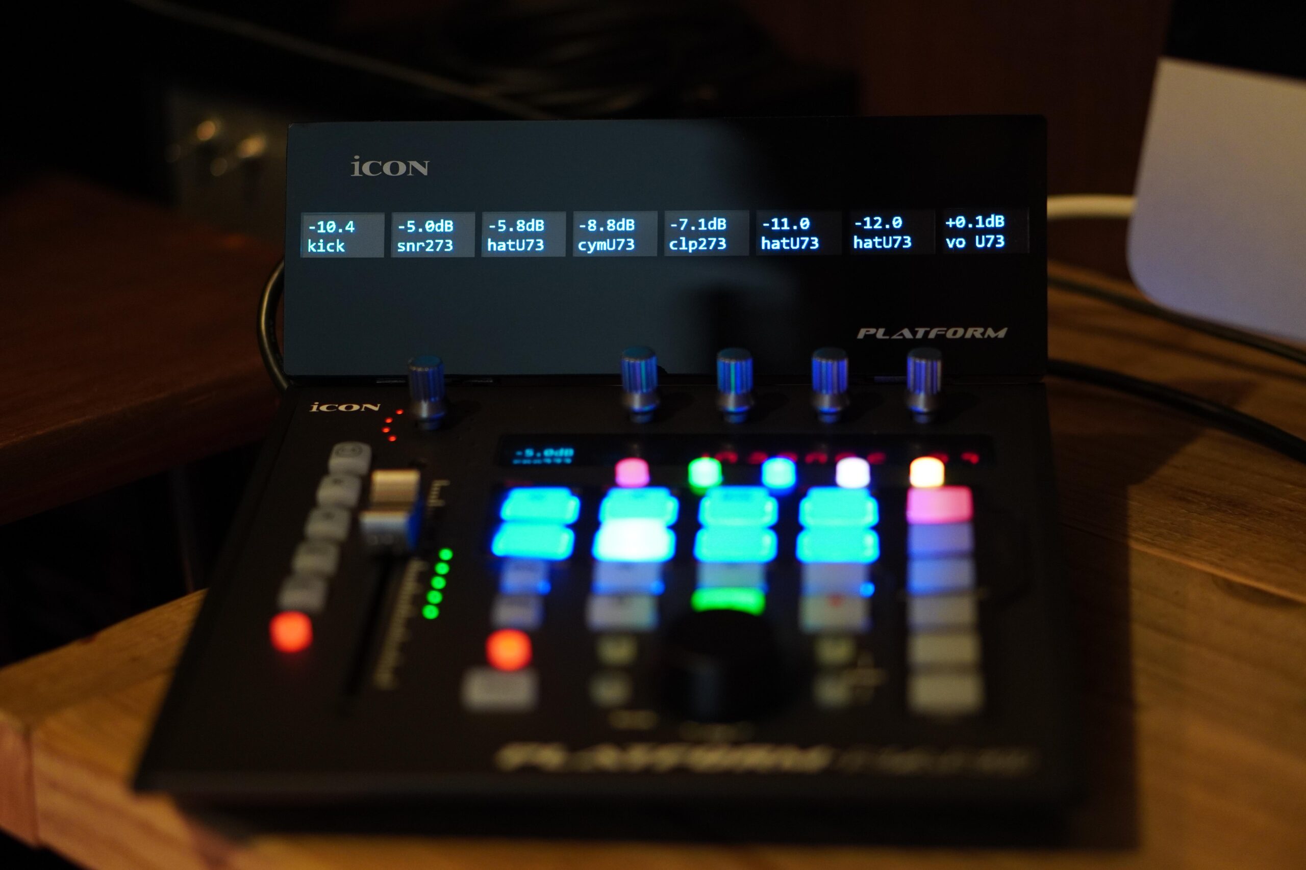 PLATFORM NANO / iCON MIDIコントローラー iCon Platform nano ICON P1