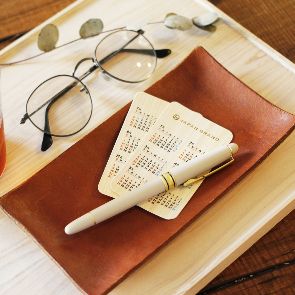 名刺サイズのポケットカレンダー | ノベルティや記念品でSDGsに間伐材
