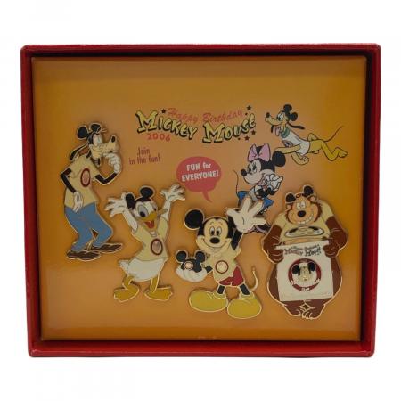 ディズニーストア ハッピーニューイヤーピンバッジ 2006 まとめ売り