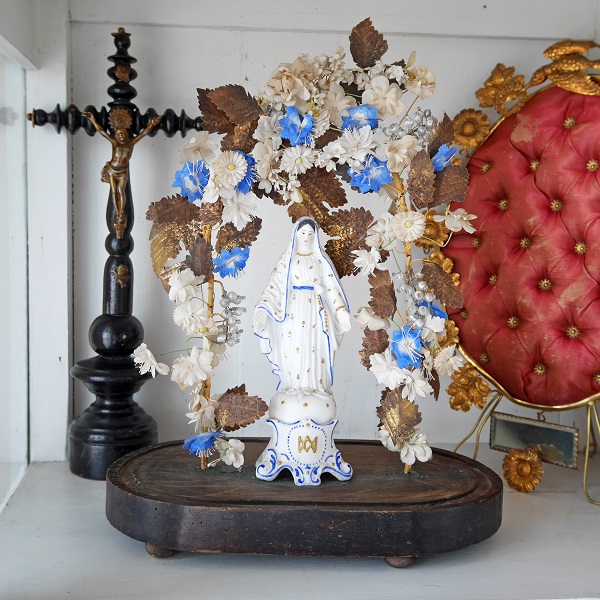 花のアーチに包まれた19世紀の聖母マリア像 - Eggplant