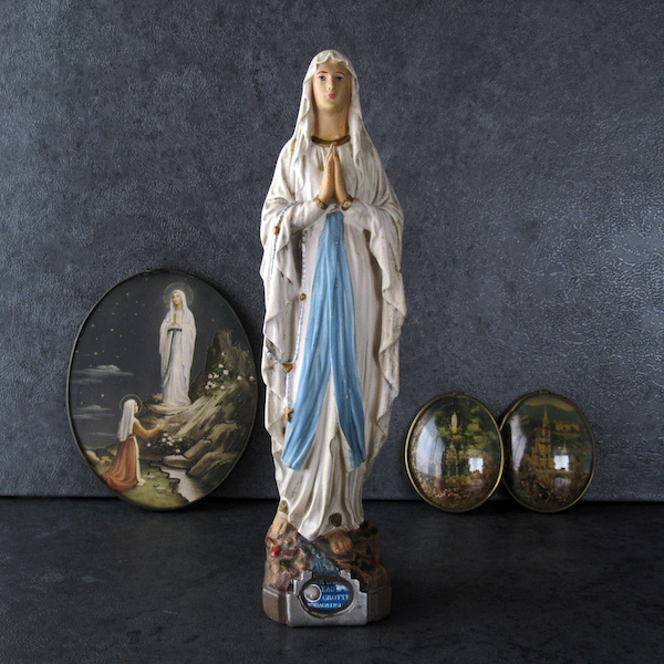 ルルドの聖母マリアを象った樹脂製の像です。美しい装飾と