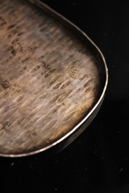 三世秦蔵六造小判型銀打出 急須盆/香盆 K147｜骨董店 のびる 古美術