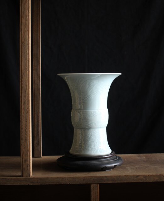 帝室技芸員 三代 清風与平 秘色釉山水浮文尊式花瓶 P186｜骨董店