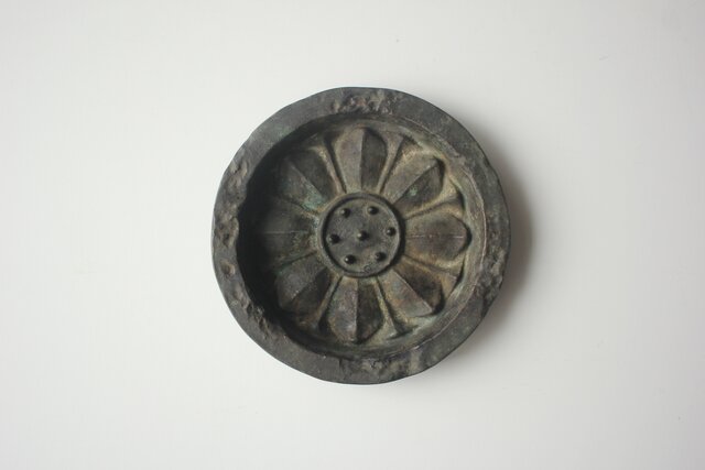 朝鮮美術 李王家美術工場造 八葉蓮華文 銅鎧瓦 M471｜骨董店 のびる 古