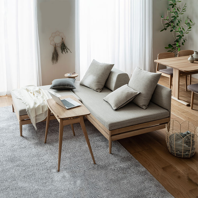 カリモク】ベージュ 高級感あふれる2人掛けソファ 高めの背もたれ