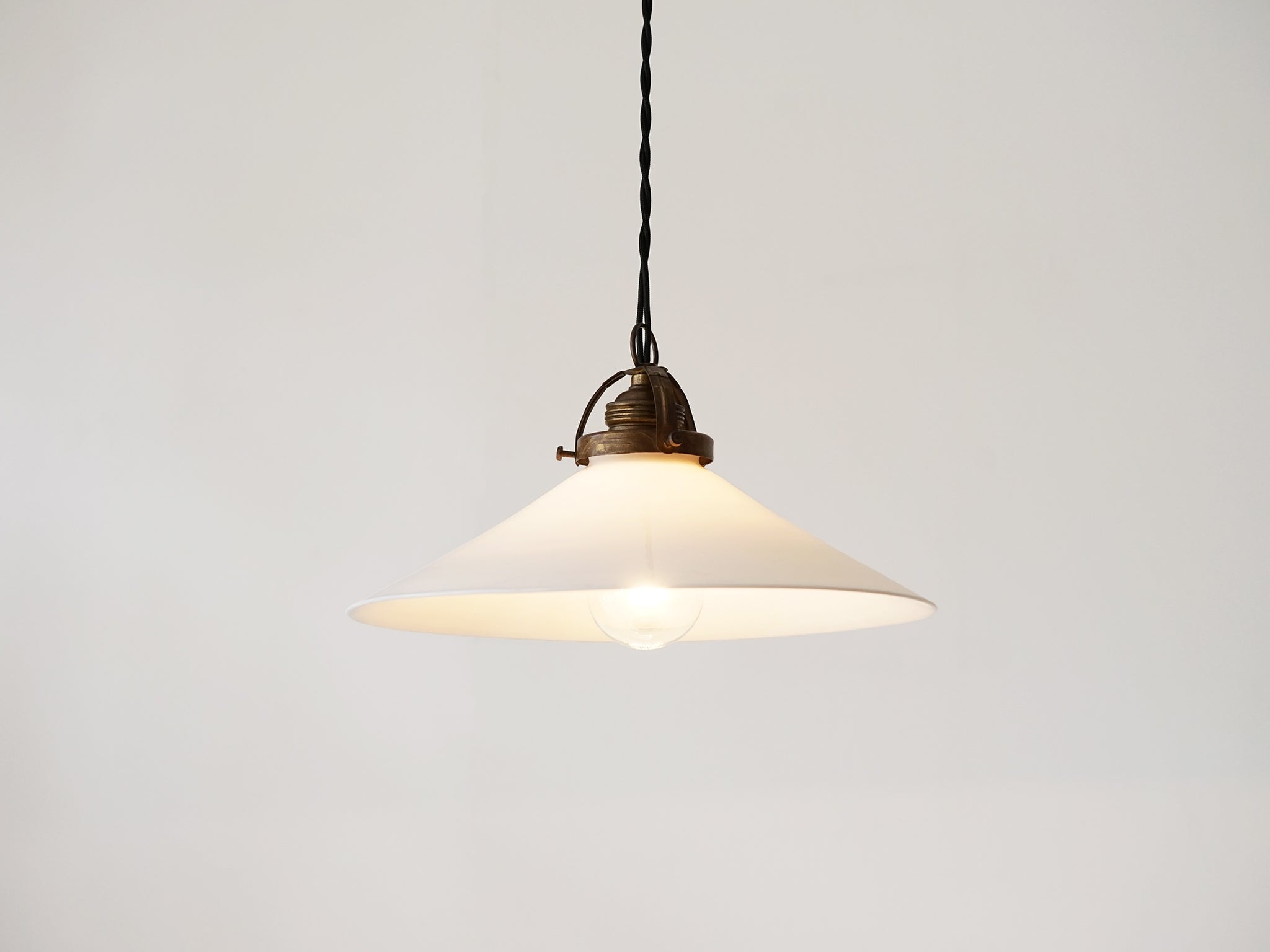 オパールガラスのペンダントライト Shoemaker pendants 白のシーリング