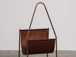 Carl Aubock（カール・オーボック）の真鍮とレザーのマガジンラック