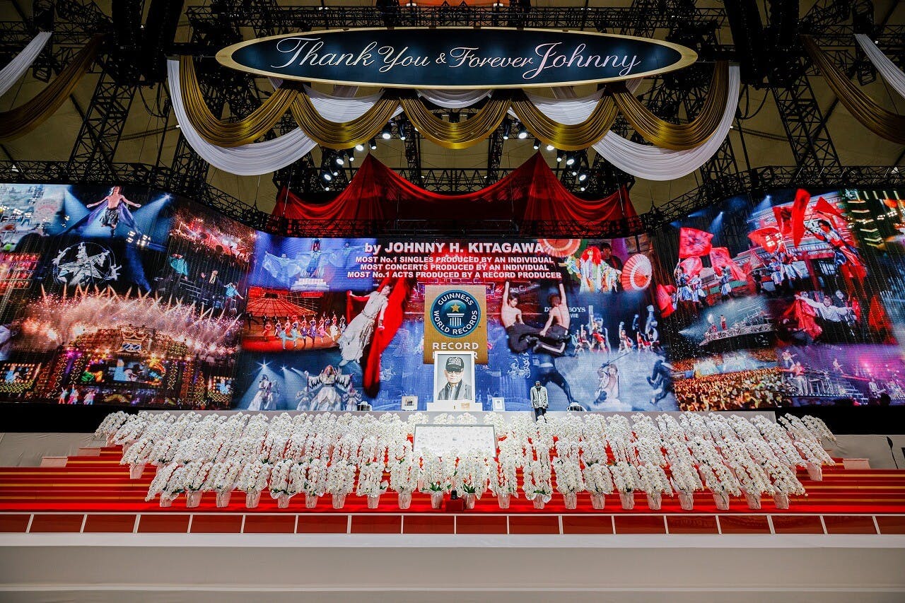 史上初！東京ドームでお別れの会。ジャニー喜多川さんを偲び、KinKi