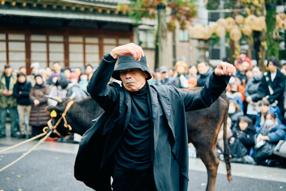 田中泯が踊った「映画公開記念『黒の牛』特別展覧 ― 牛嶋神社」特別
