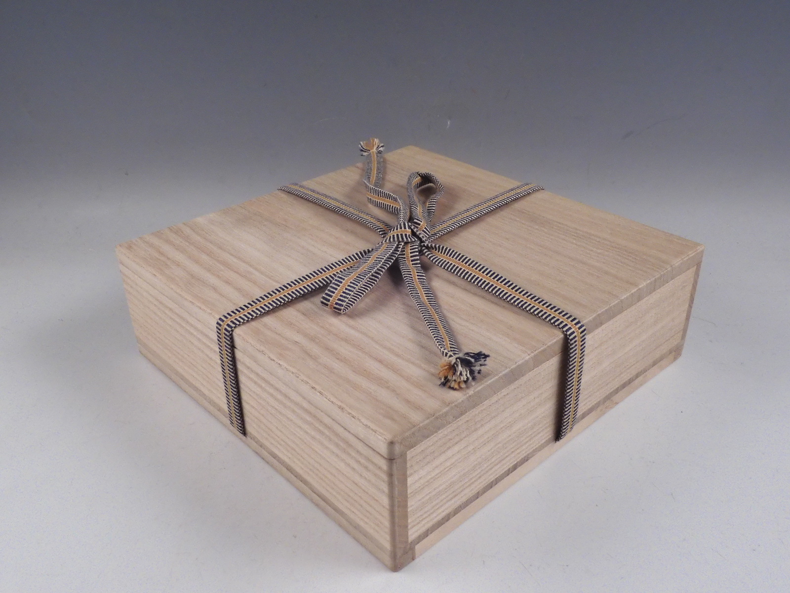 sold out】時代 柿右衛門 色絵 藁 花草文 十二角 七寸 飾皿 無傷完品