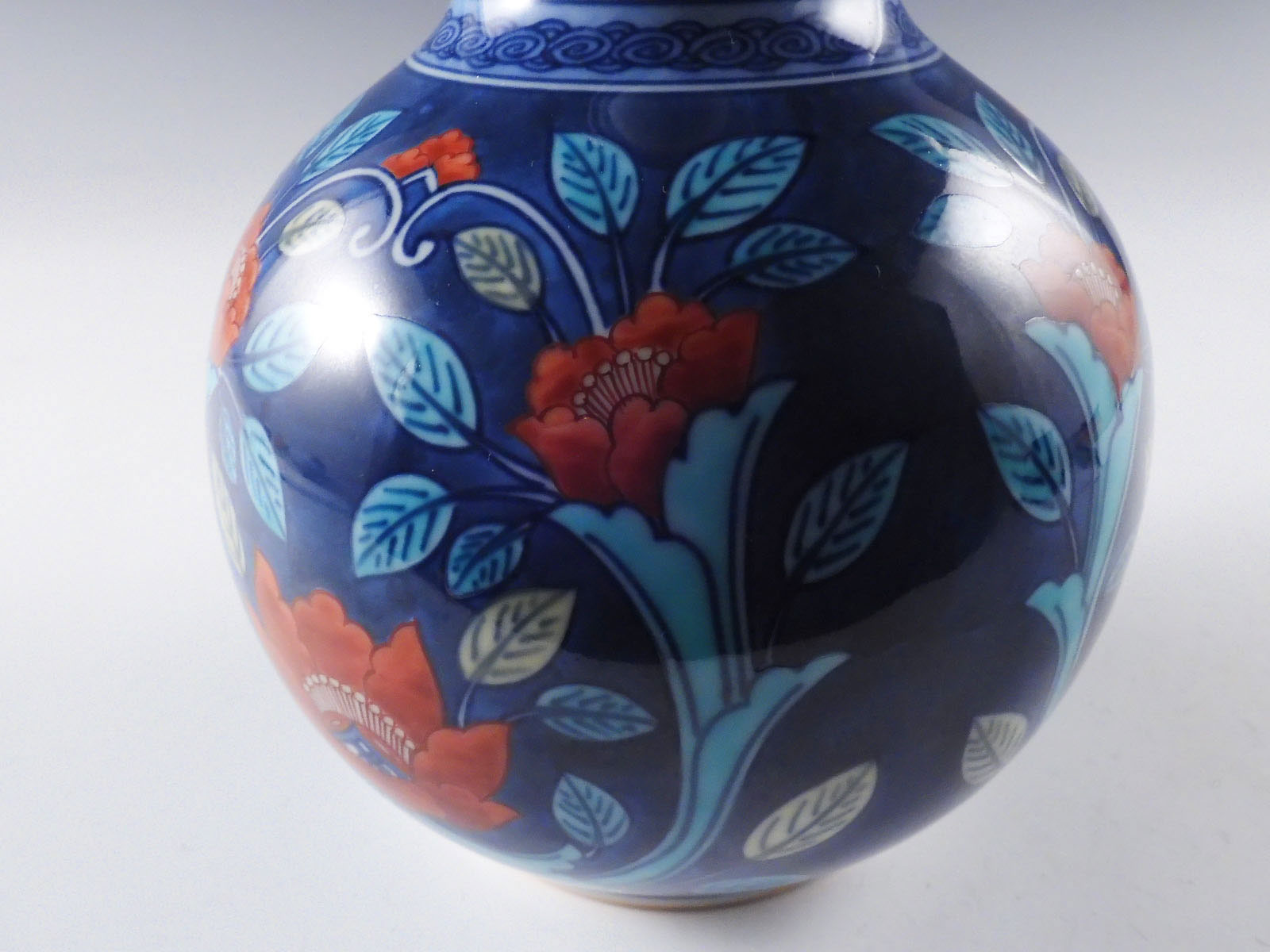 人間国宝 十三代 今泉今右衛門 色鍋島唐花文 香合 四方桟共箱 共布2枚