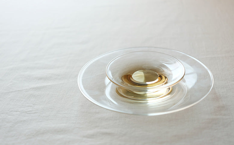 料理を美しく見せる、透明度の高いガラスプレート – Envelope