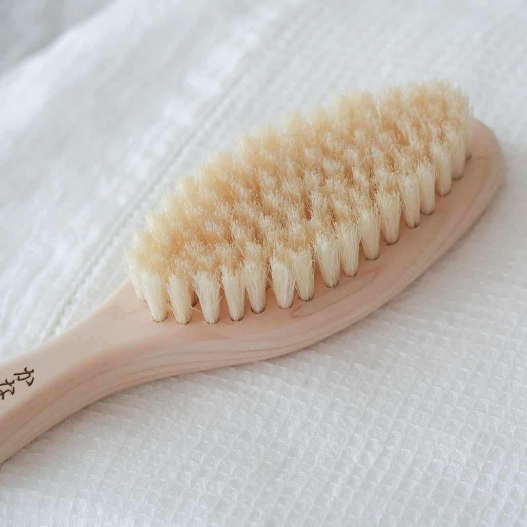 念入りに洗いたい足裏に。職人がつくる豚毛のブラシ – Envelope
