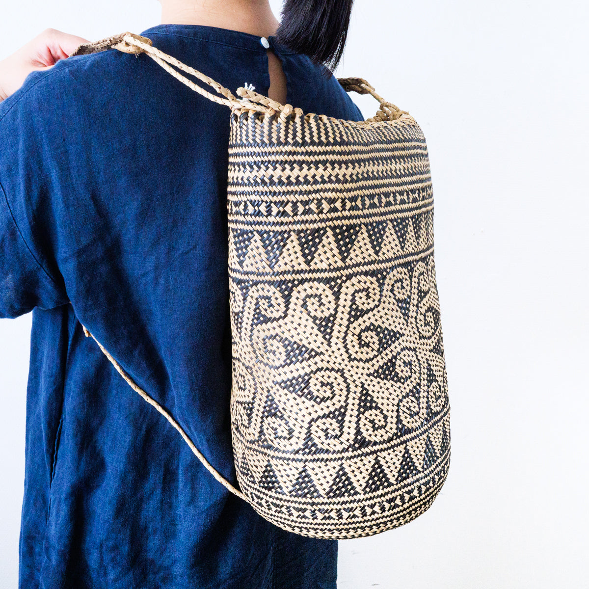 インドネシアカリマンタン島ダヤック族ロタン編み背負籠