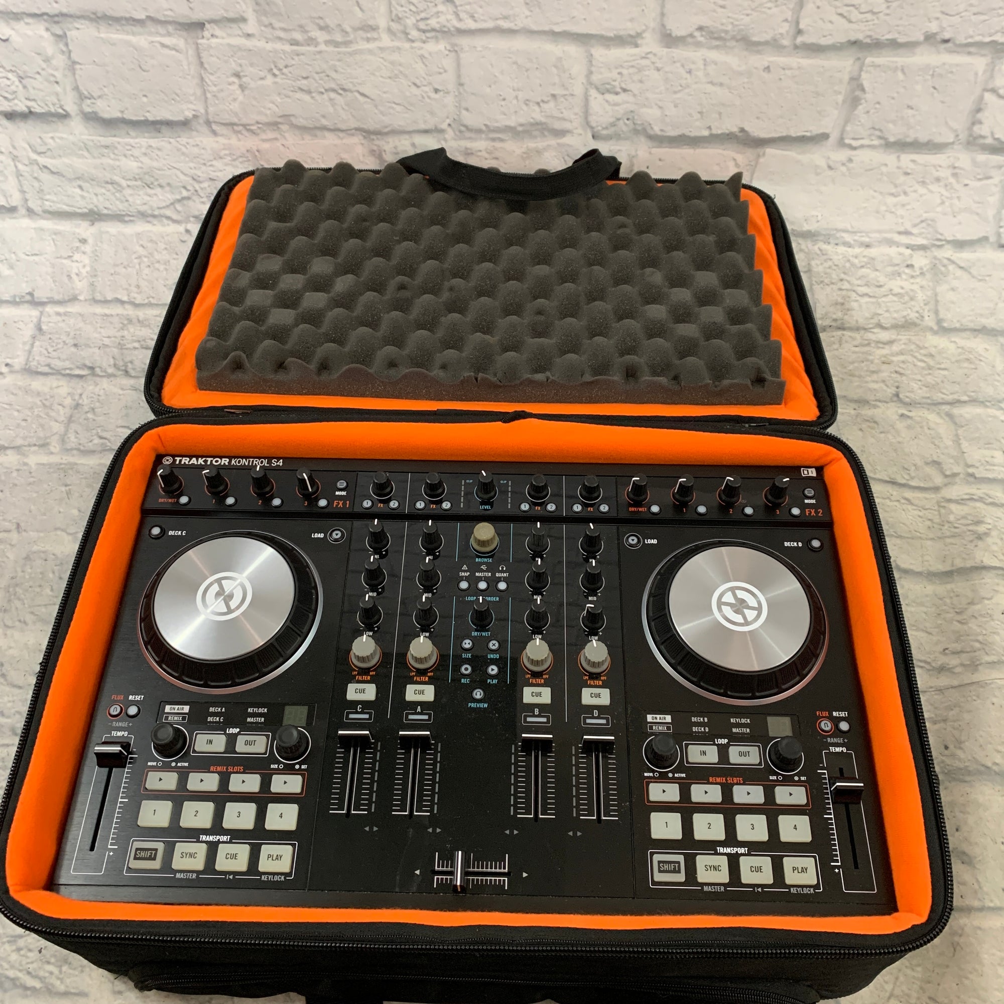 Native Instruments Traktor Kontrol S4 MK2 DJ Controller with Gig