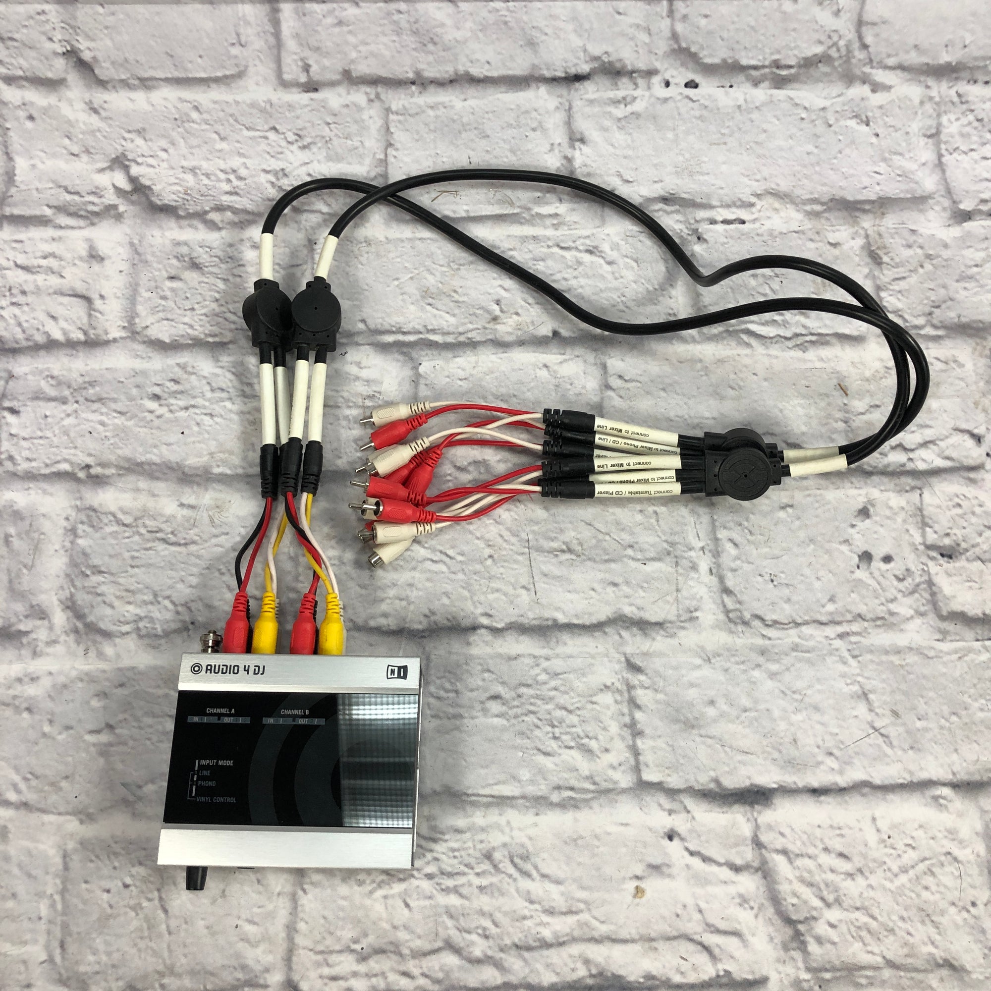 Native Instruments Audio 4 DJ Interface - Evolution Music