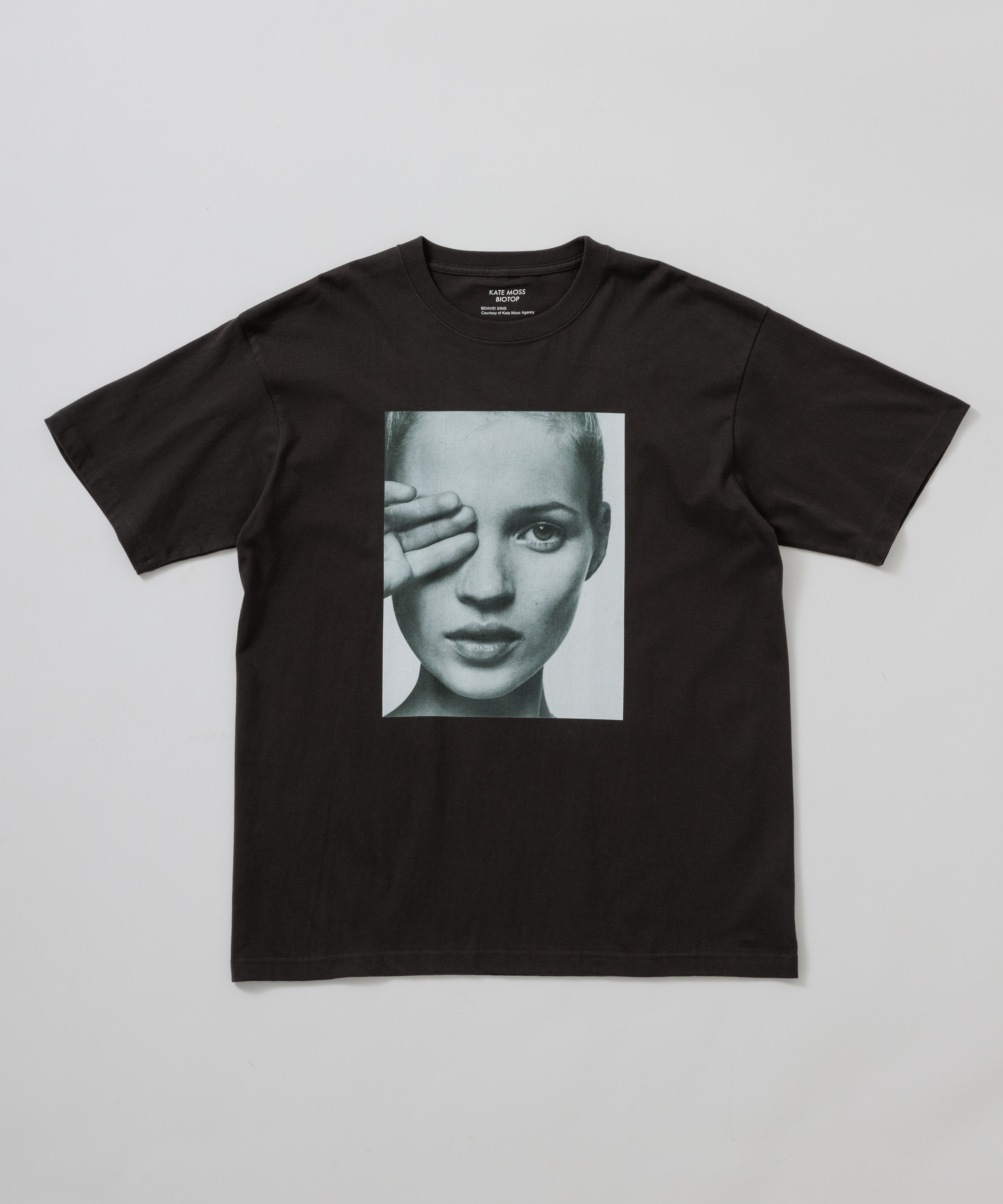 BIOTOPよりDavid Simsが撮り下ろしたKate MossのTシャツが発売 | EYESCREAM