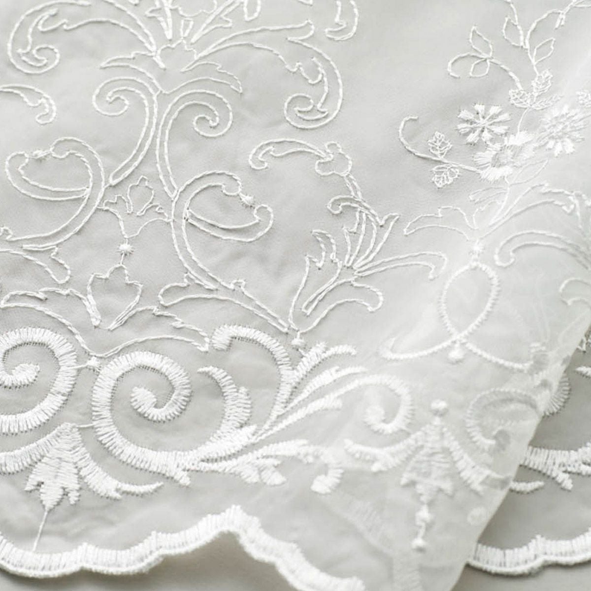 オーナメント模様と小花柄が大人フェミニンでおしゃれなスカラップ刺繍