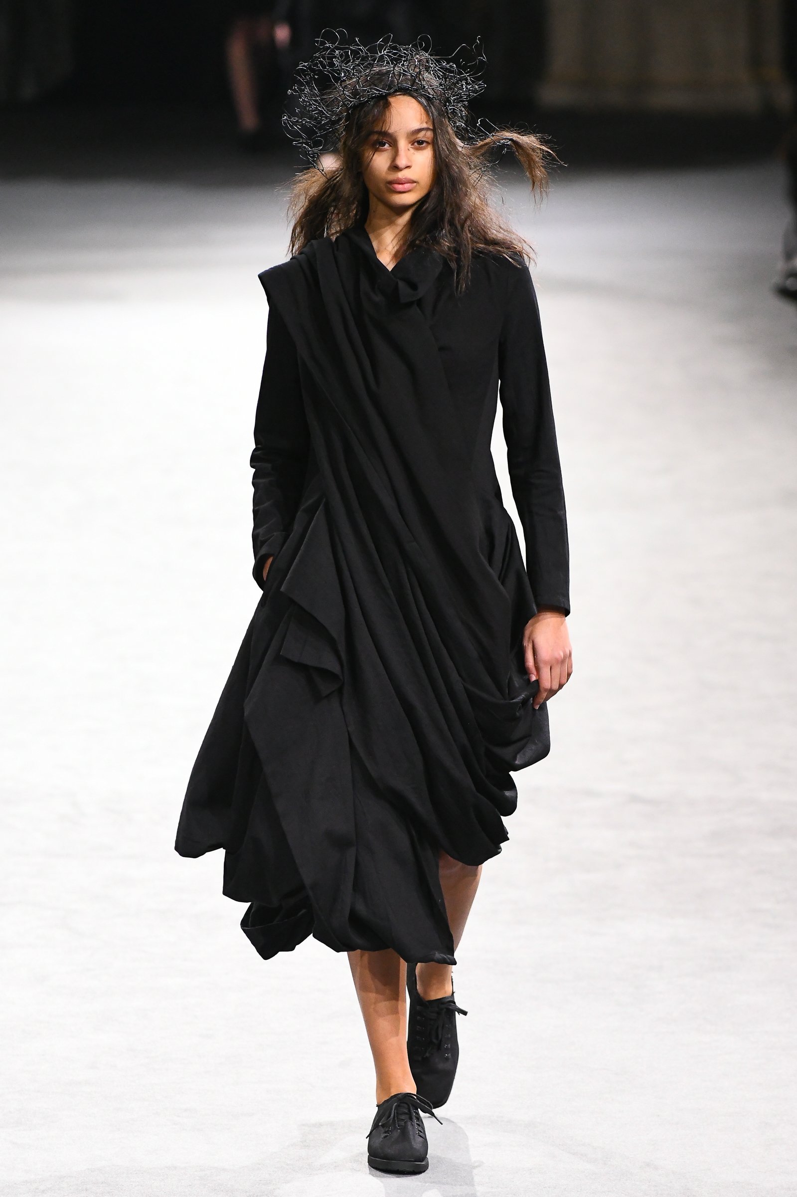 ヨウジヤマモト」のドレスは黒の彫刻 スタンスミスも登場 2023年秋冬