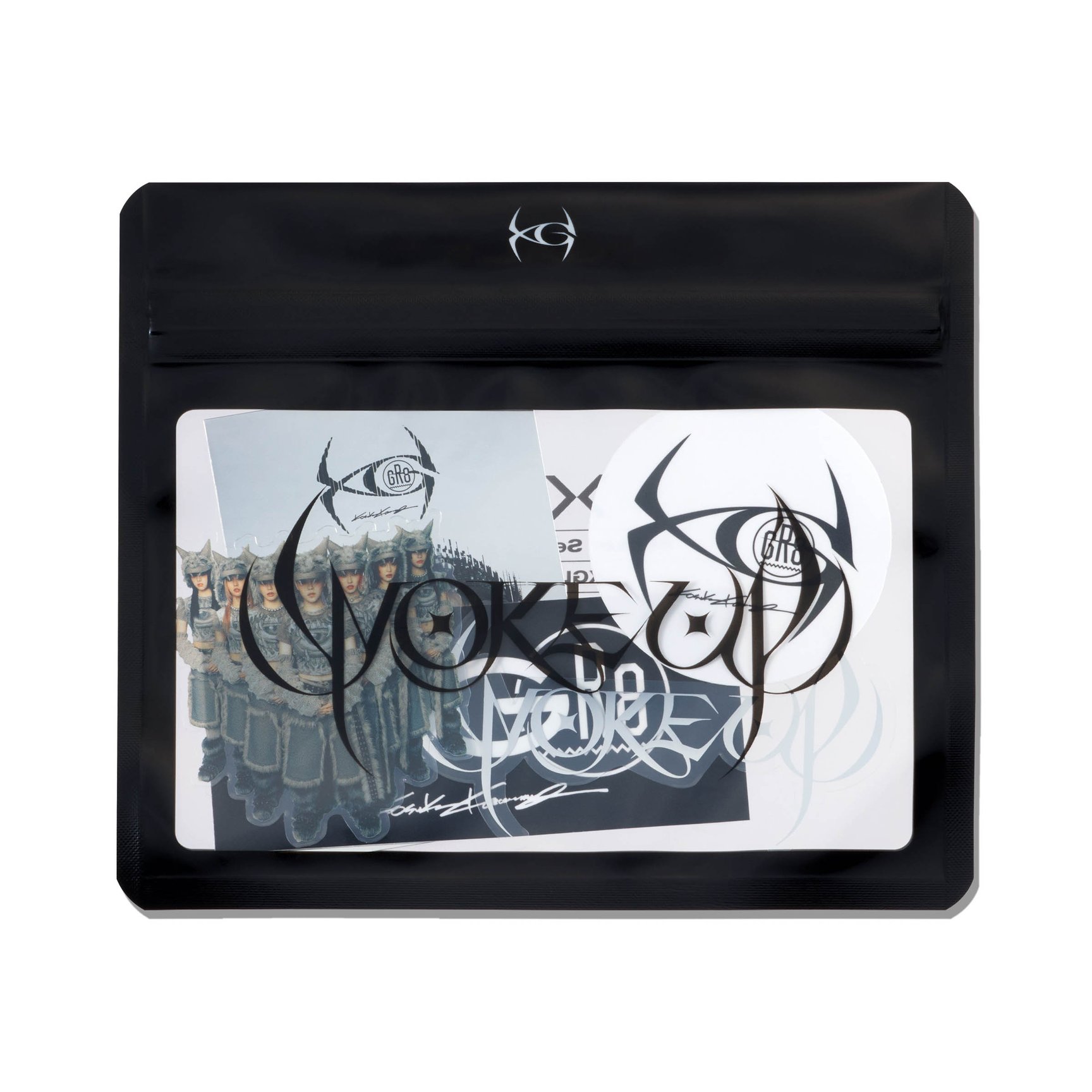 GR8でガールズグループ「XG」の写真展が開催 河村康輔とのコラボT