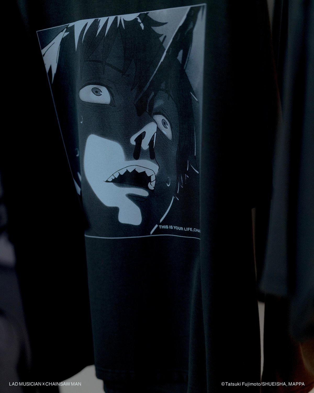 ラッド ミュージシャンがチェンソーマンと初コラボ デンジのモノクロT