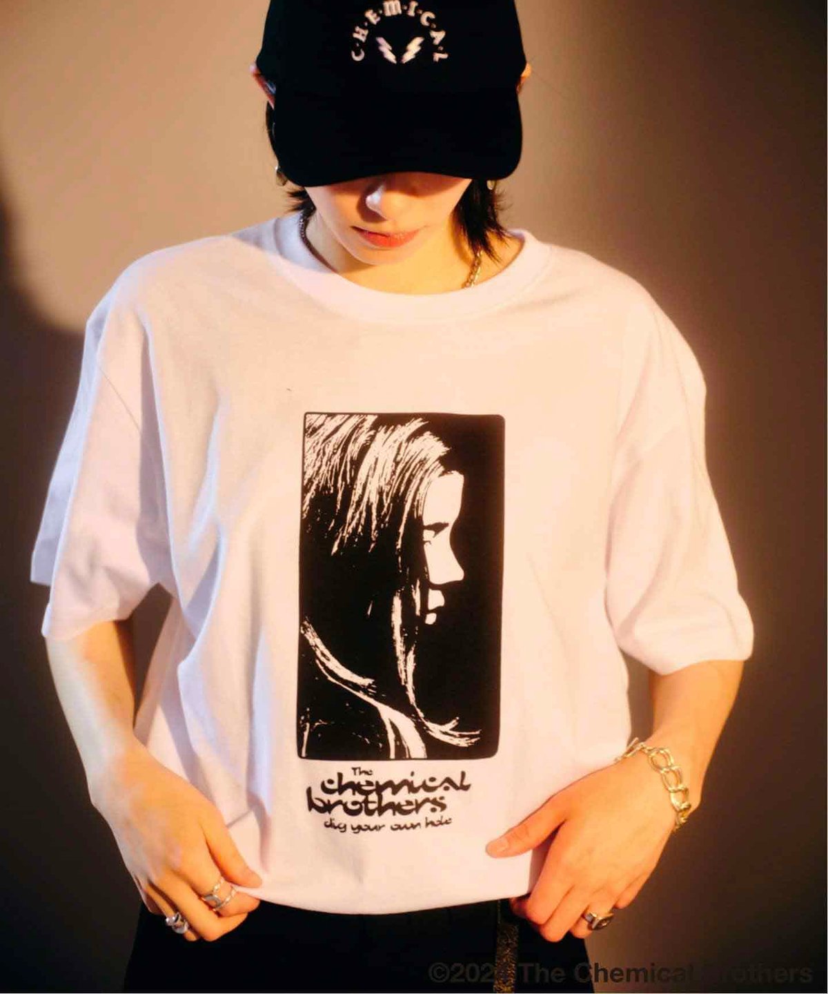 ジャーナル スタンダード×ケミカル・ブラザーズ、Tシャツとキャップを発売