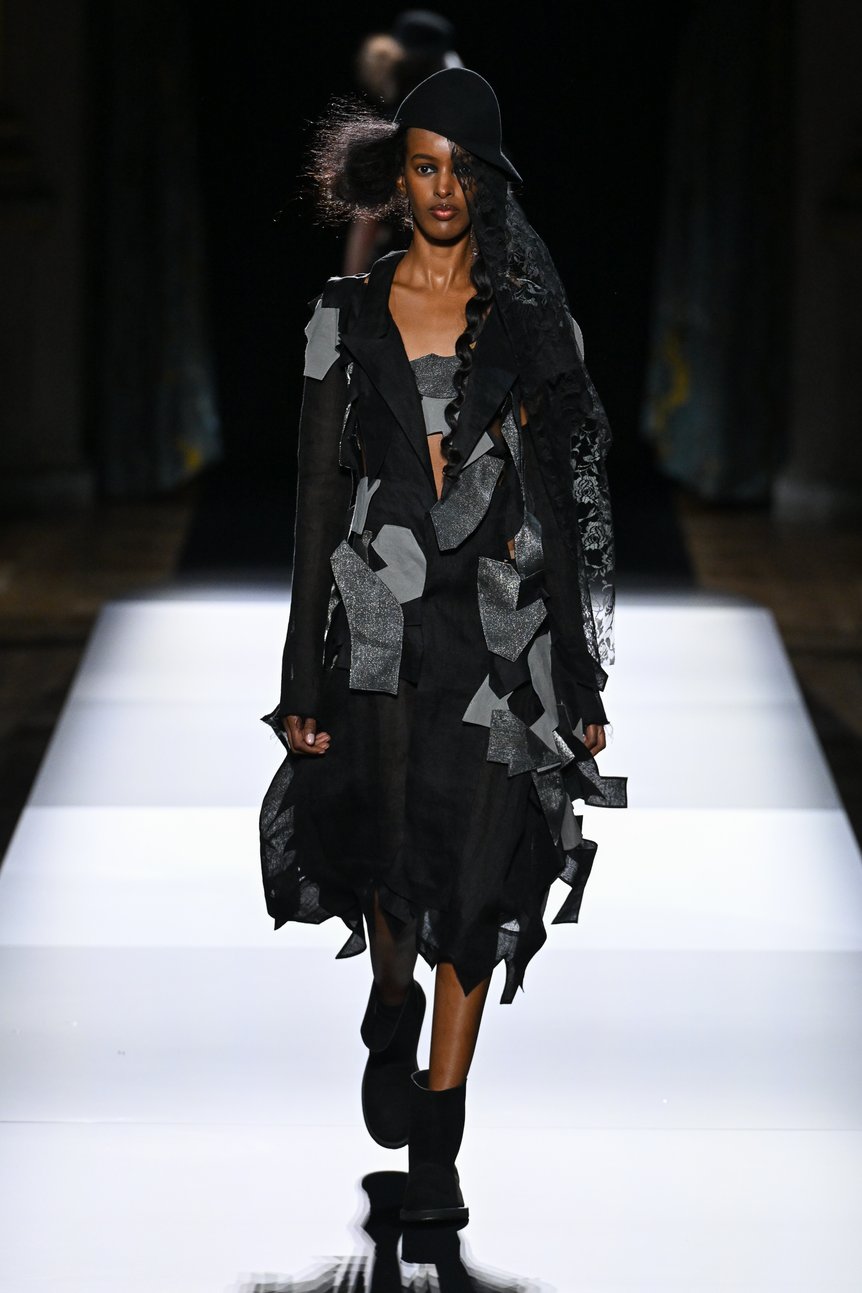 無造作なドレスと優しいピアノ 「ヨウジヤマモト」のランウェイに見る