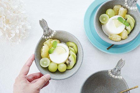 ヨ26 花飾りをしたウサギのフラットボウル グレージュ - 益子焼の